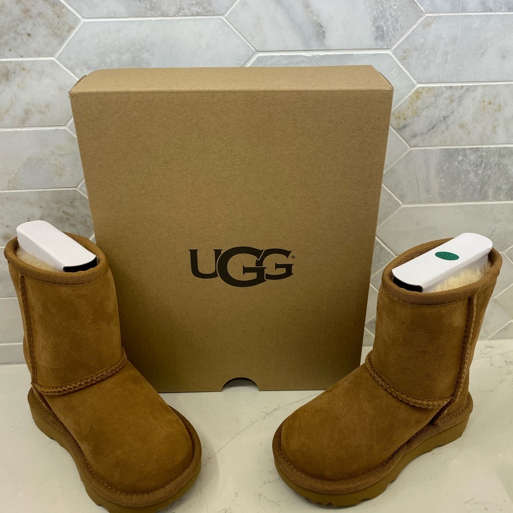UGG Toddler Boots Chestnut size 7 never worn still in the box